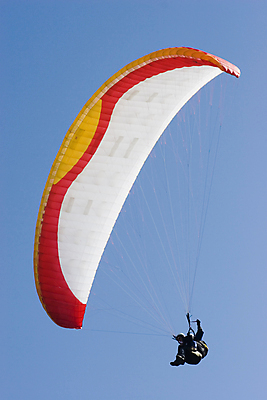 포토 JPG 해외이미지 주간 남자 하늘 한명 사람 성인 야외 비행 낙하산 패러글라이딩 글라이더 성인남자한명만 해외포토 자연요소 1 스포츠 남자한명만 성인남자만 파일형식 이미지허브