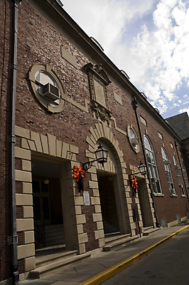 포토 JPG 해외이미지 교육 건축양식 벽돌 사람없음 건물 컬러풀 시설 대학교 체육관 해외포토 건축물 건축 컬러 학교 파일형식 이미지허브