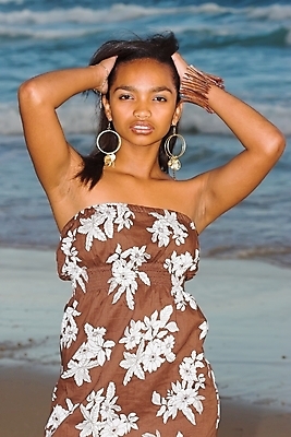포토 JPG 해외이미지 모델 응시 드레스 옷 여자 모래 바다 포즈 꽃무늬 자연 휴가 휴식 한명 사람 해변 10대 물 뷰티 유행 화려 유혹 피부 해외포토 자연요소 1 시선 꽃 컨셉 무늬 청소년 신체부위 생태계 파일형식 이미지허브