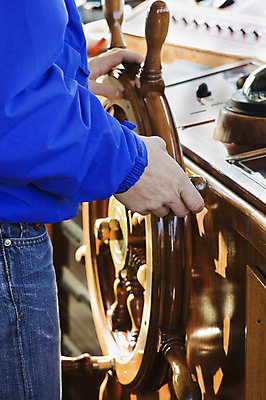 포토 JPG 해외이미지 손 바다 여행 지도 요트 휴가 항해 관리 사람없음 목재 물 파란색 운전 바퀴 보트 강의 갑판 방향 회전 함선 선원 루트 제어 조종장치 해외포토 자연요소 나무 컬러 배_교통 재료 모션 신체부위 장비 파일형식 이미지허브