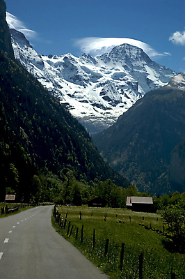 포토 JPG 해외이미지 구름 도로 풍경 사람없음 가로 초록색 컬러풀 스위스 화창 산맥 해외포토 자연요소 유럽 길 컬러 교통시설 날씨 산 파일형식 이미지허브