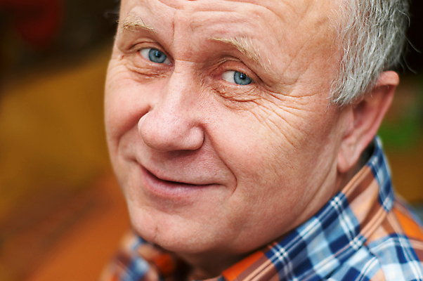 포토 JPG 해외이미지 응시 할아버지 남자 얼굴 주택 한명 미소 사람 성인 회색 흰색 아빠 은퇴 시력 연금 옛날 조부모 노화 해외포토 1 시선 노년 컬러 컨셉 가족 표정 건물 신체부위 파일형식 이미지허브