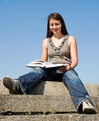 포토 JPG 해외이미지 백인 1 학생 공원 여자 교육 얼굴 생각 자연 휴식 한명 사람 성인 야외 책 학습 스터디 독서 태양 뷰티 자유 읽기 싱글 사춘기 해외포토 자연요소 서양인 공공시설 컨셉 모션 신체부위 생태계 파일형식 이미지허브