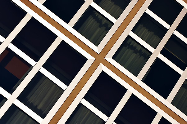 포토 JPG 해외이미지 디자인 선 벽 십자가 건축양식 창문 유리 사람없음 건물 커튼 기하학 대각선 교차 건너기 해외포토 건축물 건축 무늬 모션 재질 파일형식 이미지허브