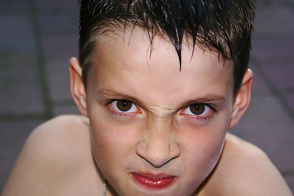 포토 JPG 해외이미지 응시 감정 얼굴 어린이 한명 사람 소년 분노 입 코 귀 해외포토 1 시선 남자 신체부위 파일형식 이미지허브