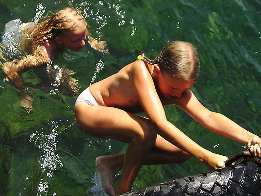 포토 JPG 해외이미지 호수 바다 2 휴가 수영장 두명 물 친구 수영 기쁨 젖음 개울 씻기 언니 해외포토 자연요소 감정 가족 관계 사람 강 청결 수상스포츠 자매 파일형식 이미지허브