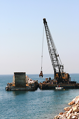 포토 JPG 해외이미지 남자 산업 바다 요트 비즈니스 교통시설 자연 항해 사람없음 빨간색 물 파란색 금속 항구 기계 장비 화물 도구 업무 작업 플랫 큼 갑판 기중기 리프트 포트 무거움 단상 적재 로딩 리프팅 철강 수평선 해외포토 자연요소 컬러 교통 배_교통 재질 사람 운송업 중장비 무게 크기 시설 생태계 파일형식 이미지허브