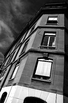 포토 JPG 해외이미지 나무 구름 창문 하늘 부동산 벽돌 아파트 돌담 흑백 사람없음 건물 세로 도시풍경 선글라스 사무실 탑 글로벌비즈니스 고층빌딩 힘 도시 작업장 고급 도심 큼 그늘 스카이라인 대여 렌탈 해외포토 자연요소 식물 건축물 산업 안경 컨셉 비즈니스 주택 촬영기법 풍경 빌딩 담장 글로벌 돌_바위 재산 크기 파일형식 이미지허브