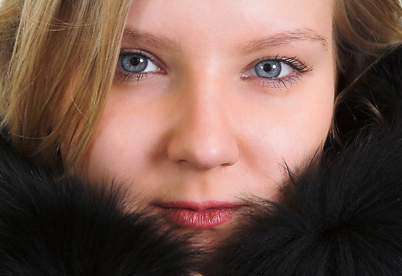 포토 JPG 해외이미지 응시 드레스 계절 여자 얼굴 겨울 날씨 털 따뜻함 관리 한명 사람 야외 파란색 금발 뷰티 머리 유행 얼음 검은색 재킷 회색 추위 코트 직물 시원함 속눈썹 입술 시력 서리 내추럴 심각 해외포토 자연요소 1 헤어스타일 시선 옷 컬러 컨셉 신체부위 외투 눈썹 파일형식 이미지허브