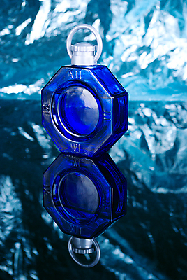 포토 JPG 해외이미지 여자 분홍색 유리 유리병 사람없음 파란색 뷰티 반사 화장품 거울 낭만 투명 화려 고급 우아함 컨테이너 향수 향기 냄새 아로마 분무기 향 아로마테라피 위생관리 쾰른 스타일 해외포토 산업 컬러 컨셉 재질 병_용기 독일 관리 사람 테라피 파일형식 이미지허브