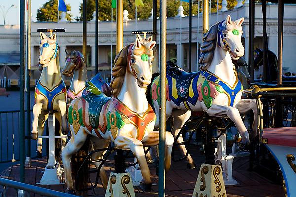 포토 JPG 해외이미지 주간 행복 휴식 사람없음 야외 맑음 놀이공원 주말 회전목마 해외포토 자연요소 감정 컨셉 날씨 테마파크 놀이기구 파일형식 이미지허브