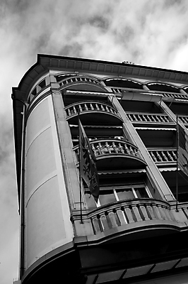 포토 JPG 해외이미지 건축양식 창문 유리 하늘 부동산 벽돌 아파트 돌담 흑백 사람없음 건물 세로 사무실 탑 글로벌비즈니스 고층빌딩 도시 작업장 고급 도심 큼 스위스 아치 정사각형 시멘트 직사각형 스카이라인 대여 대칭 해외포토 도형 건축물 건축 유럽 산업 컨셉 비즈니스 재질 주택 촬영기법 빌딩 담장 글로벌 돌_바위 재산 크기 파일형식 이미지허브