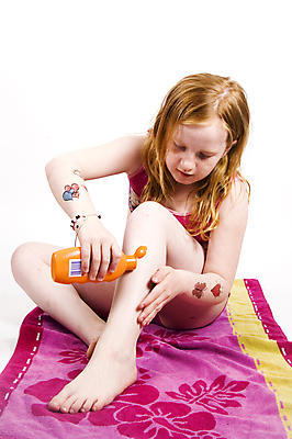 포토 JPG 해외이미지 여자 어린이 분홍색 한명 사람 청춘 수건 태양 행운 보호 화상 해외포토 자연요소 1 컬러 컨셉 위생용품 상처 파일형식 이미지허브