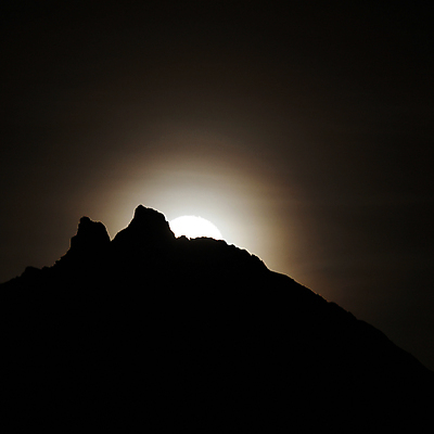 포토 JPG 해외이미지 구름 실루엣 하늘 표면 산 그림자 사람없음 빛 갈색 평화 우주 검은색 어둠 화목 침묵 고요 망원경 달 흰색 전원 원형 야간 초승달 달빛 가득함 상승 천문학 궤도 천국 구역 해외포토 자연요소 도형 교육 컬러 컨셉 촬영기법 소리 전기에너지 파일형식 이미지허브