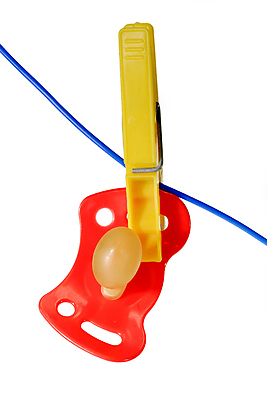 포토 JPG 해외이미지 어린이 컨셉 장신구 사람없음 부모 장난감 침묵 육아 아기 신생아 잠 입 빨다 플라스틱 노리개젖꼭지 간호 오브젝트 빨래집게 고무 토막 걸음마 영양분 항목 공급 해외포토 가족 모션 재질 집게 사람 신체부위 소리 아기용품 파일형식 이미지허브