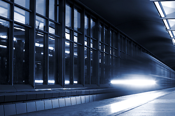 포토 JPG 해외이미지 여자 실루엣 여행 비즈니스 건축양식 교통시설 모션 실내 사람 사람없음 파란색 글로벌 여행객 걷기 짐 도시 그룹 전철 역 군중 도착 출발 역동적 대문 문학 승객 떠남 블러 해외포토 건축 육상교통 컬러 교통 컨셉 대중교통 촬영기법 내부 문 시설 파일형식 이미지허브