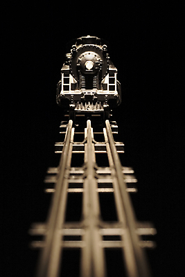 포토 JPG 해외이미지 모델 여행 교통시설 취미 사람없음 빛 장난감 금속 검은색 어둠 기차 수확 골동품 방향 향수 눈금 엔진 게이지 선로 옛날 해외포토 육상교통 컬러 교통 농업 재질 대중교통 화장품 시설 파일형식 이미지허브