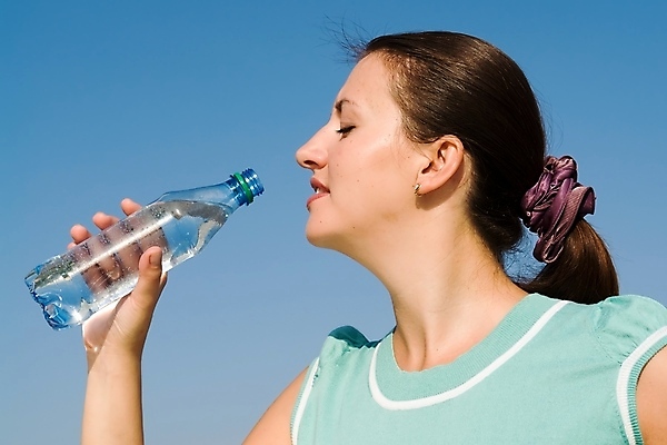 포토 JPG 해외이미지 여자 얼굴 음료 하늘 휴식 건강 관리 한명 성인 야외 물 파란색 태양 추위 마시기 플라스틱 갈증 상쾌 무료 해외포토 자연요소 1 감정 컬러 컨셉 모션 재질 사람 신체부위 파일형식 이미지허브