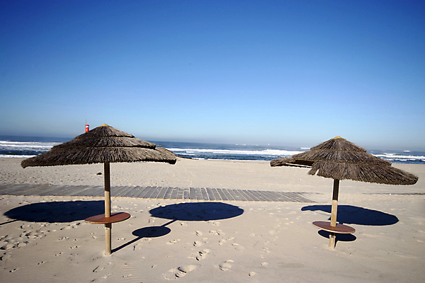 포토 JPG 해외이미지 실루엣 물결 파도 바다 여행 자연 하늘 휴가 따뜻함 풍경 사람없음 물 여름 태양 평화 일출 맑음 황혼 일몰 꿈 낭만 보트 서핑 포르투갈 휴양지 공상 이국적 파라다이스 해외포토 자연요소 계절 유럽 컨셉 배_교통 날씨 촬영기법 노을 장소 수상스포츠 생태계 파일형식 이미지허브