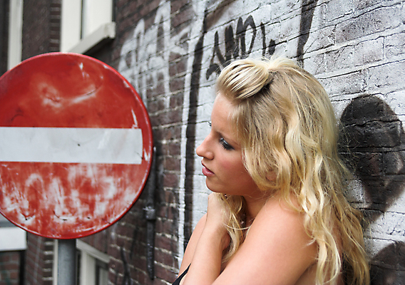 포토 JPG 해외이미지 라이프스타일 응시 여자 얼굴 벽돌 거리 한명 사람 성인 10대 빨간색 청춘 금발 뷰티 유행 귀여움 도시 자신감 화려 그래피티 스마트 질감 강렬 그런지 그만 빈민가 성격 스타일 해외포토 1 헤어스타일 시선 감정 컬러 컨셉 청소년 생활 신체부위 낙서 그림 파일형식 이미지허브