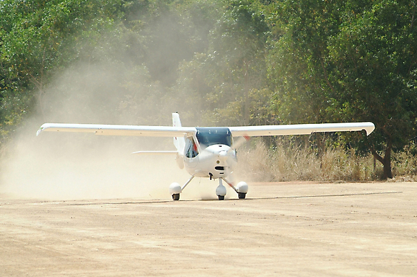 포토 JPG 해외이미지 여행 비행기 사람없음 빛 흰색 공항 숲 작음 프로펠러 먼지 활주로 해외포토 길 컬러 항공교통 교통시설 대중교통 크기 파일형식 이미지허브