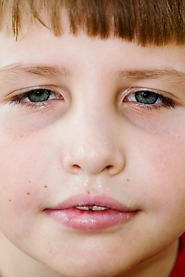 포토 JPG 해외이미지 백인 응시 남자 행복 얼굴 어린이 한명 사람 소년 뷰티 흰색 입 코 해외포토 서양인 1 시선 감정 컬러 신체부위 파일형식 이미지허브