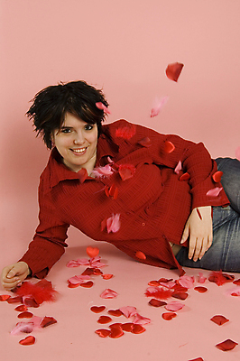 포토 JPG 해외이미지 여자 분홍색 베개 발렌타인데이 사랑 한명 미소 사람 빨간색 하트 깃털 2월 해외포토 모양 1 감정 컬러 침구 데이이벤트 표정 날짜 파일형식 이미지허브