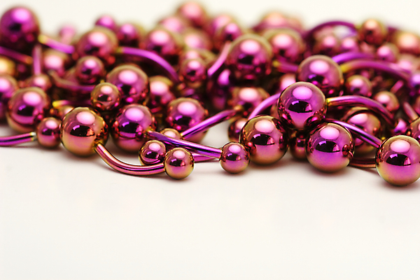 포토 JPG 해외이미지 곡선 공 사람없음 빛 반사 금속 보라색 흰색 제조 보석 티타늄 피어싱 카피스페이스 해외포토 선 컬러 장신구 재질 공백 원소 광석 파일형식 이미지허브