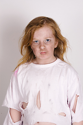 포토 JPG 해외이미지 여자 어린이 한명 고통 슬픔 가난 엉덩이 버리기 고민 걱정 빈털터리 거지 노숙자 혼자 해외포토 1 감정 컨셉 모션 사람 신체부위 파일형식 이미지허브