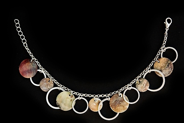 포토 JPG 해외이미지 모양 팔찌 선물 미술 사람없음 장식 빛 유행 금속 오픈 우아함 은색 고립 철강 해외포토 컬러 컨셉 장신구 재질 문화예술 파일형식 이미지허브