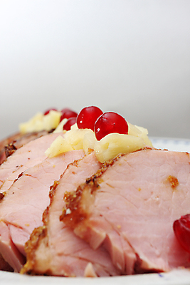 포토 JPG 해외이미지 접시 음식 조각 육류 돼지고기 스테이크 사람없음 저녁식사 신선 체리 맛 인스턴트 향신료 파인애플 서빙 무침 맛있는 해외포토 식기 컨셉 과일 식재료 서양음식 식사 열대과일 향미료 파일형식 이미지허브
