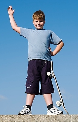 포토 JPG 해외이미지 옷 공원 어린이 스포츠 포즈 백그라운드 교통시설 그림자 한명 소년 취미 청춘 장난감 장비 스케이트 스케이팅 흰색 스케이트보드 바퀴 갑판 속도 롤러 해외포토 1 공공시설 남자 스포츠용품 컬러 교통 컨셉 배_교통 겨울스포츠 사람 보드_스포츠 시설 파일형식 이미지허브