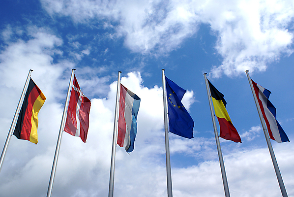 포토 JPG 해외이미지 구름 유럽 십자가 하늘 바람 독일 사람없음 파란색 프랑스 깃발 네덜란드 벨기에 해외포토 자연요소 나라 컬러 날씨 서유럽 파일형식 이미지허브