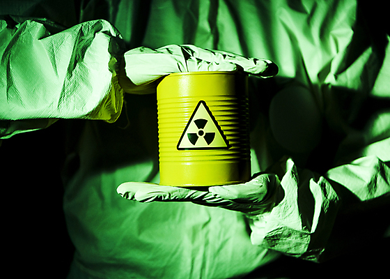 포토 JPG 스튜디오촬영 여자 실내 한명 들기 근접촬영 상반신 20대 성인 앞모습 어둠 한국인 캔 위험물 위험 원자력 방사능 원자력발전기호 성인여자한명만 방사능복 국내포토 1 기호 옷 뷰포인트 컨셉 모션 사람 동양인 청년 내부 에너지 여자한명만 성인여자만 파일형식