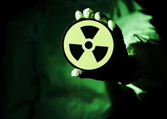 포토 JPG 스튜디오촬영 여자 실내 한명 들기 근접촬영 상반신 20대 성인 앞모습 어둠 한국인 위험 보여주기 원자력 방사능 원자력발전기호 표식 성인여자한명만 방사능복 국내포토 1 기호 옷 뷰포인트 컨셉 모션 사람 동양인 청년 내부 에너지 여자한명만 성인여자만 파일형식