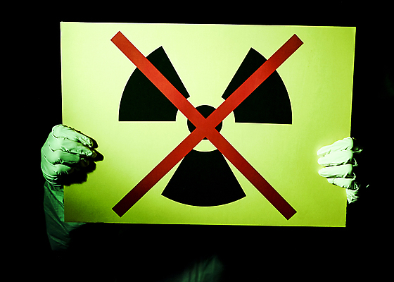 포토 JPG 스튜디오촬영 손 실내 들기 근접촬영 신체부위 어둠 피해 팻말 금지 위험 반대 원자력 방사능 원자력발전기호 피폭 국내포토 기호 뷰포인트 컨셉 모션 프레임 사람 내부 에너지 파일형식