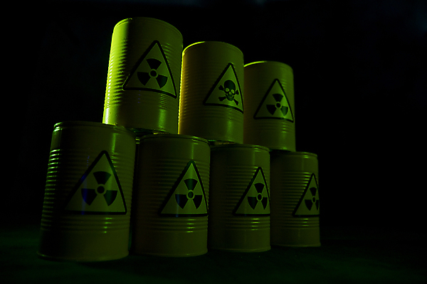 포토 JPG 스튜디오촬영 로우앵글 검은배경 실내 사람없음 쌓기 어둠 위험물 위험 드럼통 원자력 방사능 국내포토 뷰포인트 백그라운드 컨셉 모션 내부 검은색 에너지 파일형식