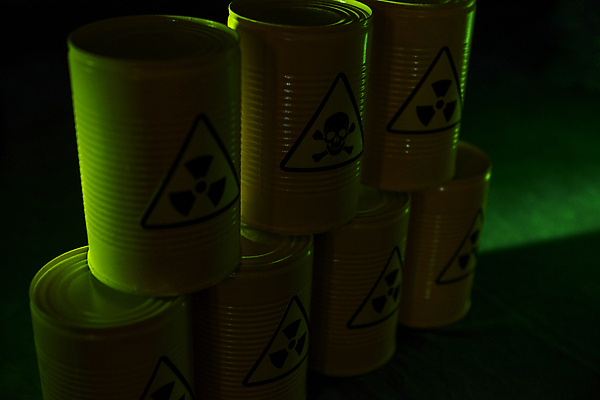 포토 JPG 스튜디오촬영 검은배경 실내 사람없음 쌓기 어둠 위험물 위험 드럼통 원자력 방사능 국내포토 백그라운드 컨셉 모션 내부 검은색 에너지 파일형식