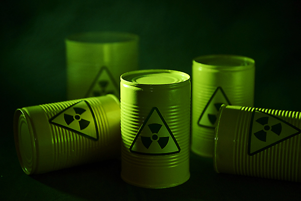 포토 JPG 스튜디오촬영 검은배경 실내 사람없음 어둠 위험물 위험 드럼통 원자력 방사능 원자력발전기호 국내포토 기호 백그라운드 컨셉 내부 검은색 에너지 파일형식