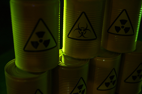 포토 JPG 스튜디오촬영 검은배경 실내 사람없음 쌓기 어둠 위험물 위험 드럼통 원자력 방사능 국내포토 백그라운드 컨셉 모션 내부 검은색 에너지 파일형식