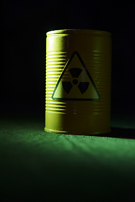 포토 JPG 스튜디오촬영 검은배경 실내 사람없음 어둠 위험물 위험 드럼통 원자력 방사능 국내포토 백그라운드 컨셉 내부 검은색 에너지 파일형식