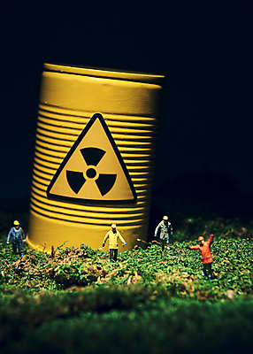 포토 JPG 스튜디오촬영 검은배경 실내 잔디 사람없음 어둠 위험물 위험 연구원 검사_조사 인물미니어처 드럼통 원자력 방사능 피폭 국내포토 식물 직업 백그라운드 컨셉 내부 검은색 미니어처 에너지 파일형식