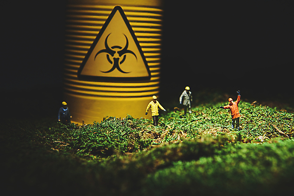 포토 JPG 스튜디오촬영 실내 잔디 사람없음 어둠 위험 검사_조사 인물미니어처 드럼통 원자력 방사능 피폭 국내포토 식물 컨셉 내부 미니어처 에너지 파일형식