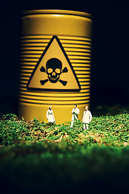 포토 JPG 스튜디오촬영 검은배경 실내 잔디 사람없음 어둠 위험물 위험 연구원 검사_조사 인물미니어처 원자력 방사능 피폭 국내포토 식물 직업 백그라운드 컨셉 내부 검은색 미니어처 에너지 파일형식