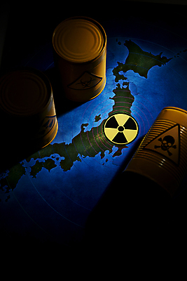 포토 JPG 스튜디오촬영 실내 사람없음 일본 어둠 위험물 위험 사건 드럼통 원자력 방사능 원자력발전기호 일본지도 후쿠시마 피폭 국내포토 기호 아시아 컨셉 지도 내부 에너지 파일형식