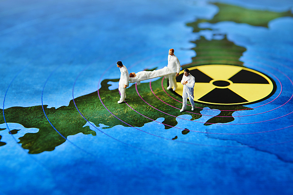 포토 JPG 스튜디오촬영 실내 사람없음 일본 피해 의료진 위험 사건 인물미니어처 원자력 방사능 원자력발전기호 일본지도 환자수송 후쿠시마 방사능복 피폭 국내포토 직업 기호 옷 아시아 컨셉 지도 의학 내부 미니어처 에너지 파일형식