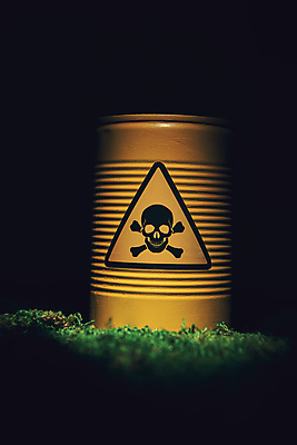 포토 JPG 스튜디오촬영 검은배경 실내 근접촬영 사람없음 어둠 위험물 위험 드럼통 원자력 방사능 해골모형 국내포토 뷰포인트 백그라운드 컨셉 내부 모형 검은색 에너지 파일형식