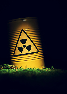 포토 JPG 스튜디오촬영 검은배경 실내 근접촬영 사람없음 어둠 위험물 위험 드럼통 원자력 방사능 원자력발전기호 국내포토 기호 뷰포인트 백그라운드 컨셉 내부 검은색 에너지 파일형식