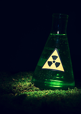 포토 JPG 스튜디오촬영 검은배경 실내 근접촬영 사람없음 어둠 위험물 위험 삼각플라스크 원자력 방사능 원자력발전기호 국내포토 기호 뷰포인트 백그라운드 컨셉 내부 검은색 에너지 플라스크 파일형식