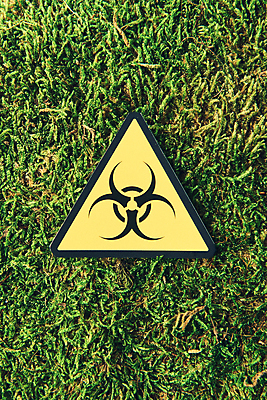 포토 JPG 스튜디오촬영 실내 잔디 사람없음 하이앵글 팻말 위험 원자력 방사능 표식 국내포토 식물 뷰포인트 컨셉 프레임 내부 에너지 파일형식